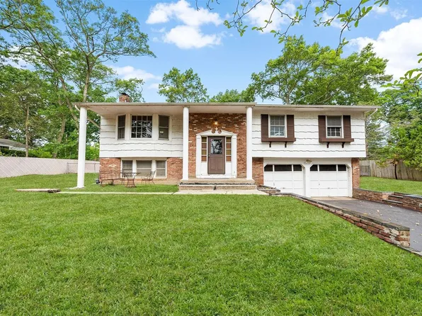 20 Pinecone Lane, Commack, NY 11725