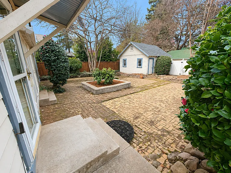 324 Mansion Ave — Photo 15