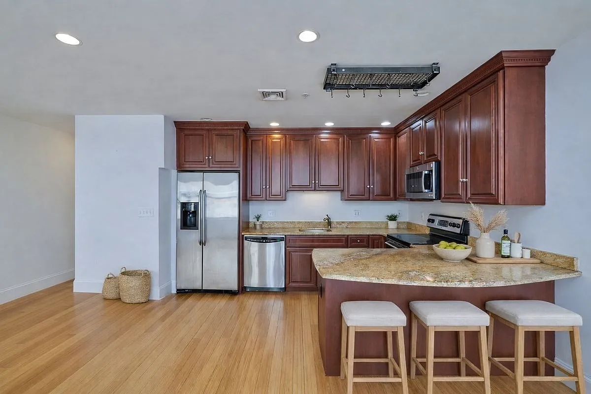 Building Photo - 55 Temple Pl #5