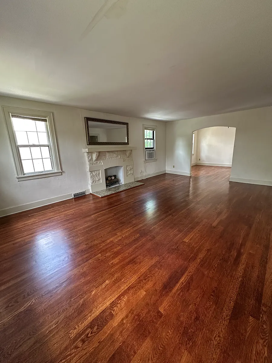 Spacious living room with lots of natural light - 2612 Belmont Blvd #2