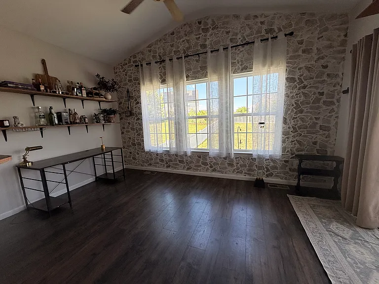 217 Berkshire Dr — Photo 5