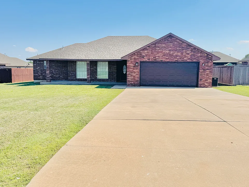 112 W Comanche Ave