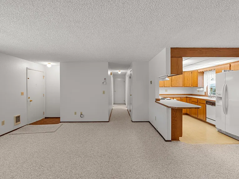 630 Bender Ln — Photo 4