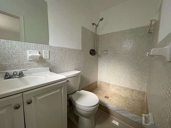 5th image of 715 SW 14th Ct #1