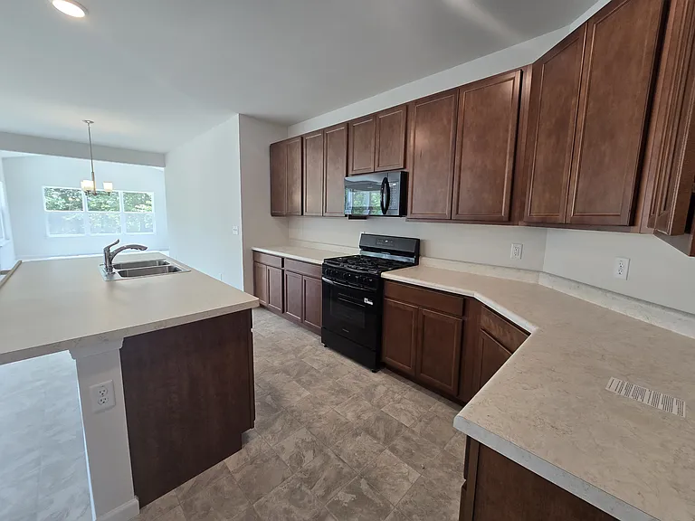 140 Sterling Dr — Photo 4