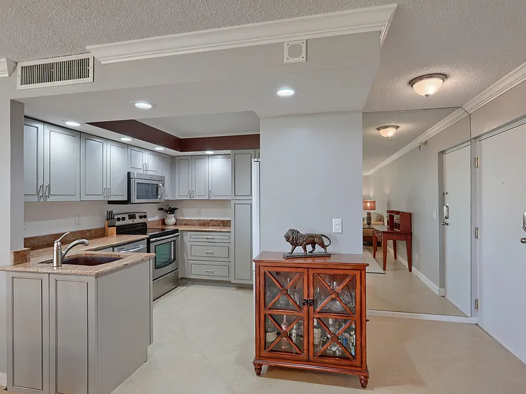 2800 N Ocean Dr #A — Photo 4