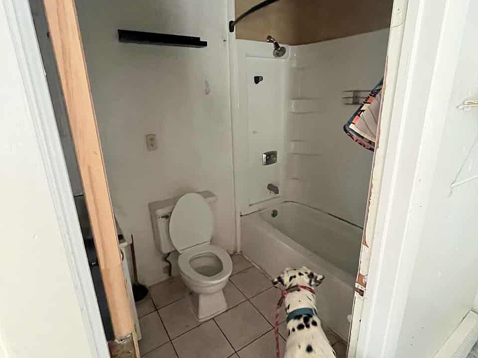 pic was taken while previous tenant in. clean an updated