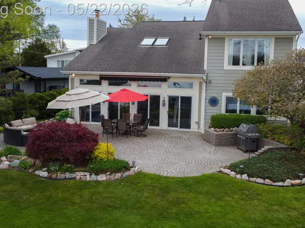 625 Island Dr, White Lake, MI 48386