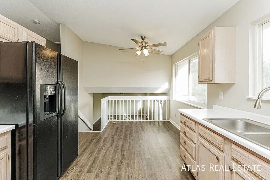 4 Weeks Free Rent Plus Free 55" Tv If Moved In By 10/15! Available Now!! Bright And Spacious 4 Be... — Photo 3