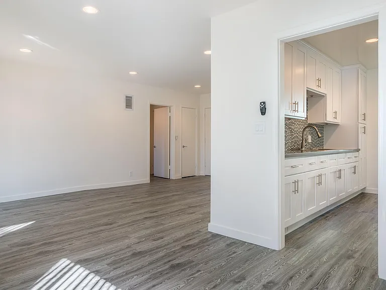 4533 Los Feliz — Photo 16