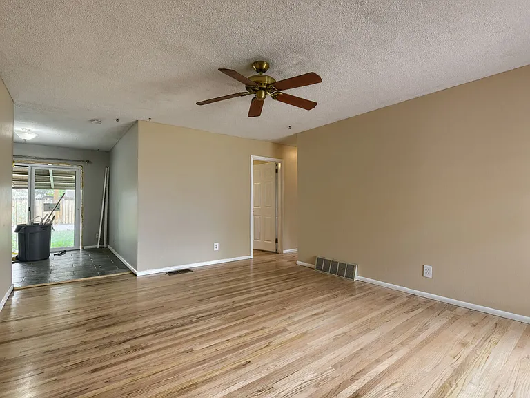 3006 Hudson St — Photo 3