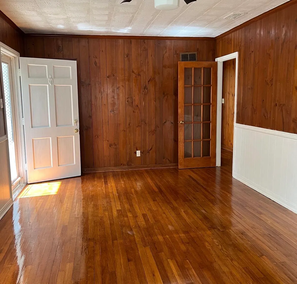 1031 Oakland Drive - 1 — Photo 3