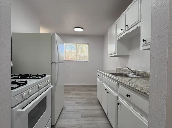 Renovated 1 Bedroom w/ All Utilities Included - 1 Block to UNM, 1914 Gold Ave SE #2, Albuquerque, NM 87106
