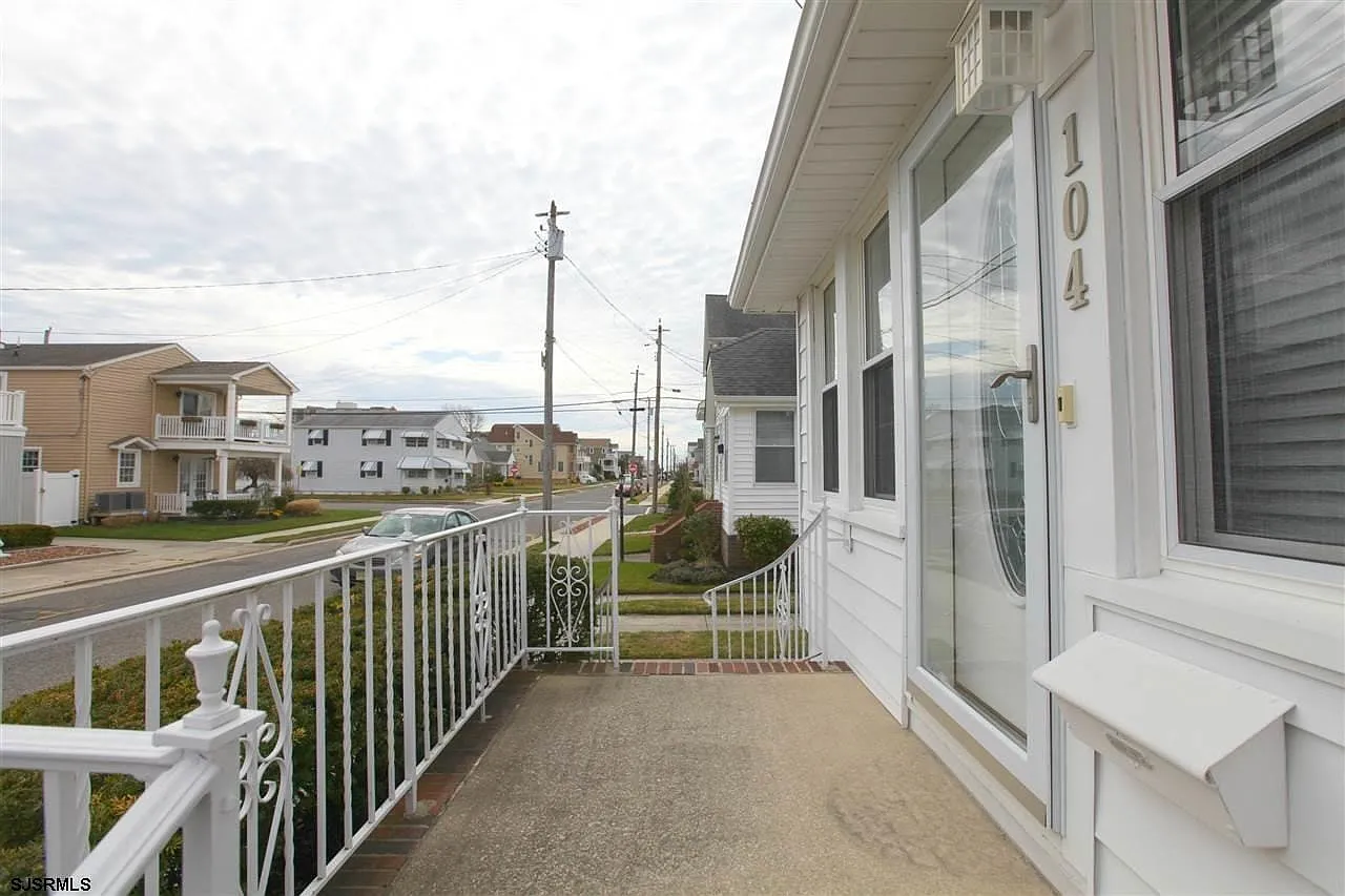 3 bed, 2.0 bath, $1,795 — Photo 3