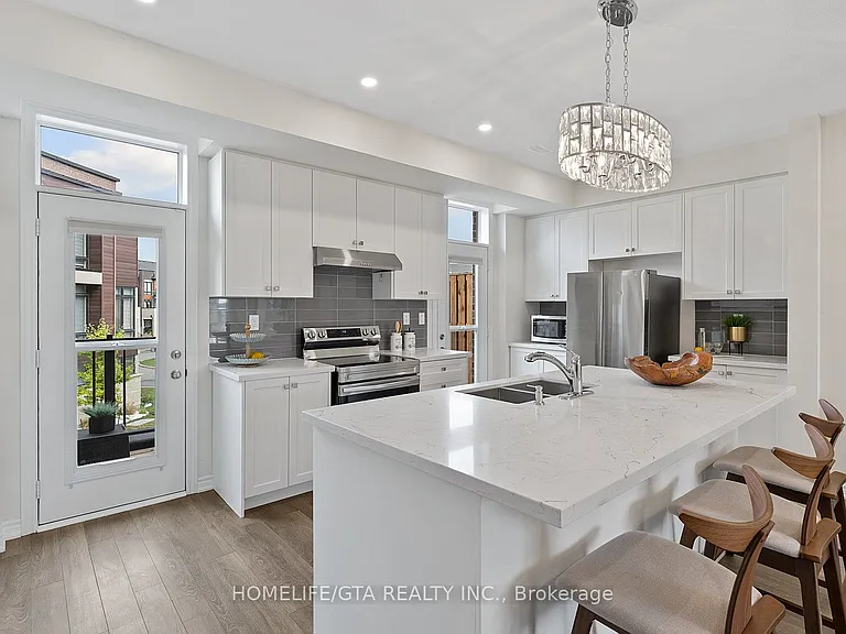 7 Holyrood Cres — Photo 22
