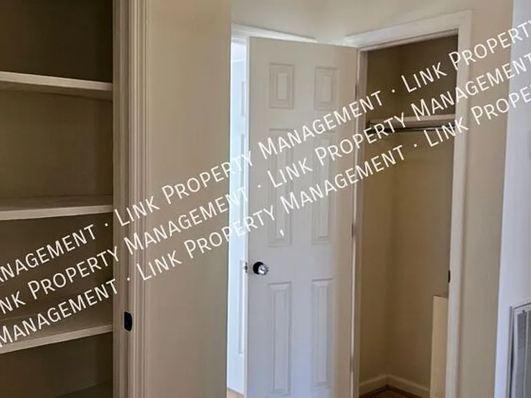 9328 Berkshire Cir — Photo 32