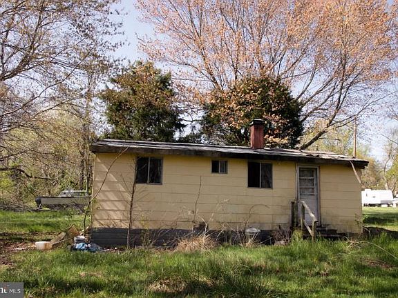 3rd image of 211 Johnson Ln