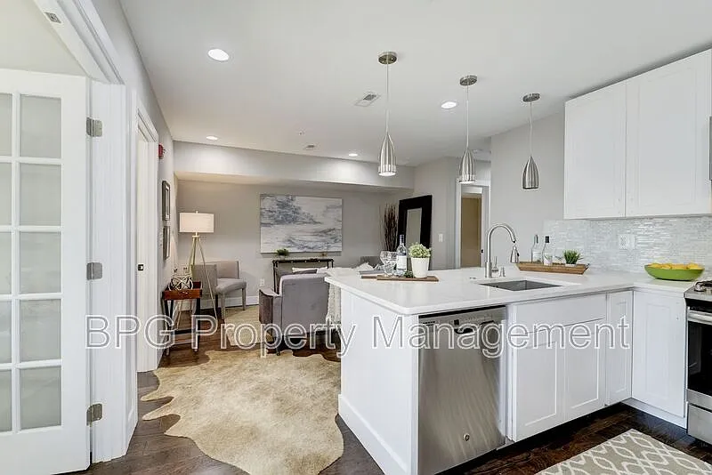 528 Kennedy St NW #402