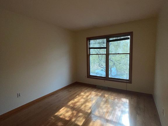 3rd image of 44 Brenden Ct