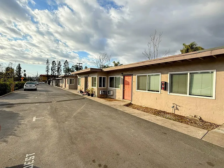 279 S Mollison Ave — Photo 20