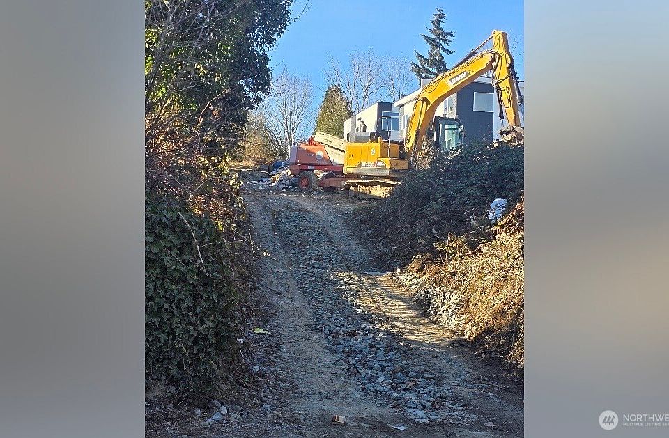2nd image of 12149 Des Moines Memorial Drive S