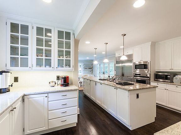 3rd image of 10 Dupont Avenue