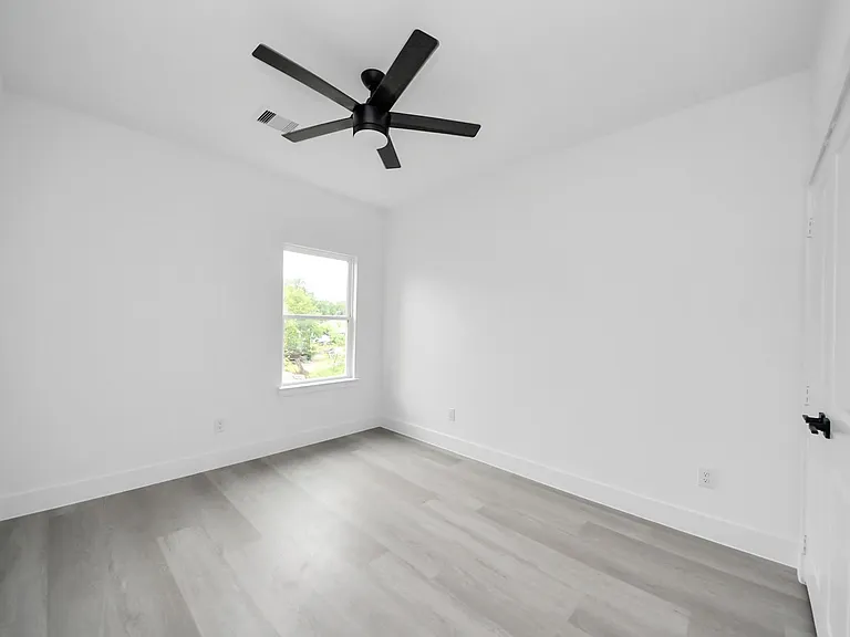 8218 Lawler St — Photo 6