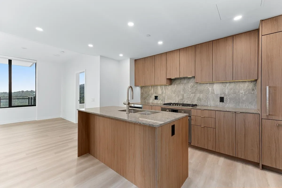 3 bed, 921 sqft, $3,200 — Photo 1