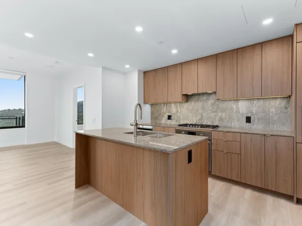 626 Claremont St #1602, Coquitlam, BC V3J 3T4