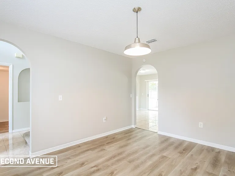 12042 Villa Rd — Photo 6