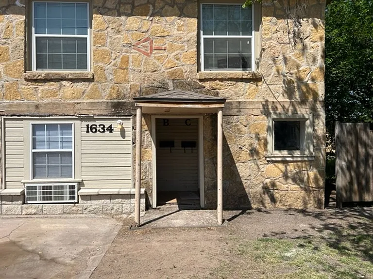 1634 Avenue D #B — Photo 2