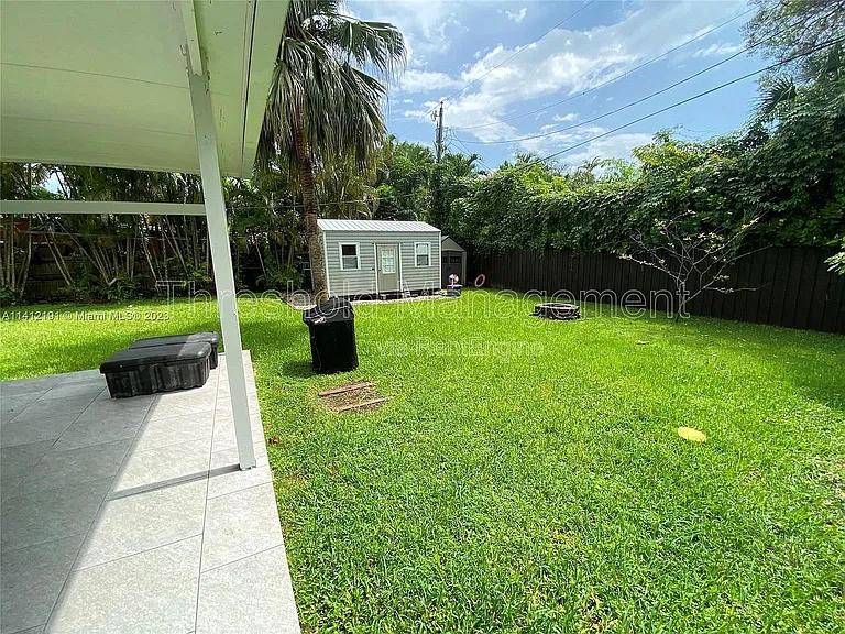 6910 SW 64th Ave — Photo 12