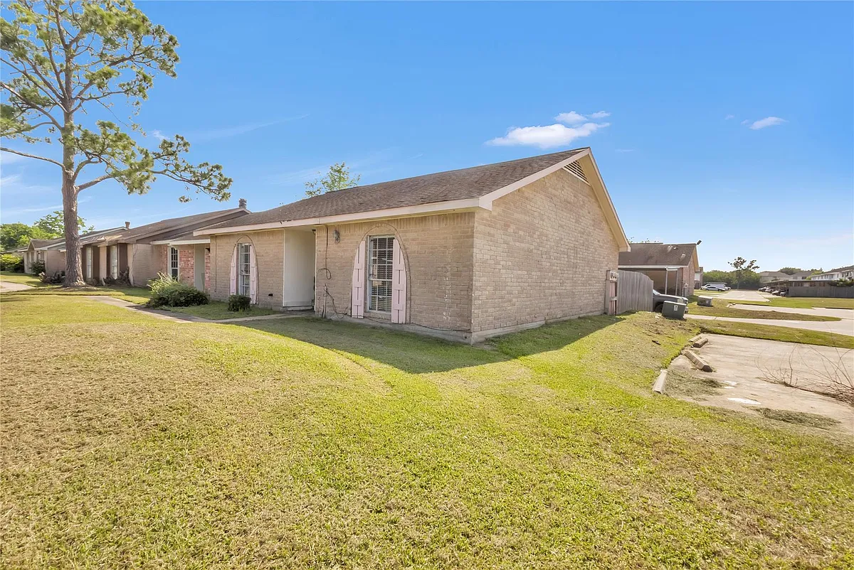 Photo 1 of 18 - 6913 Chasewood Dr - Missouri City, TX Primary Photo - 6913 Chasewood Dr