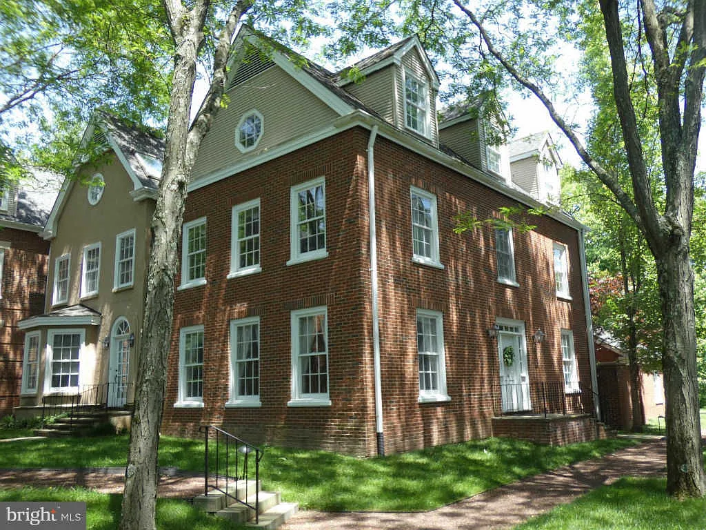 50 Governors Ln photo 1