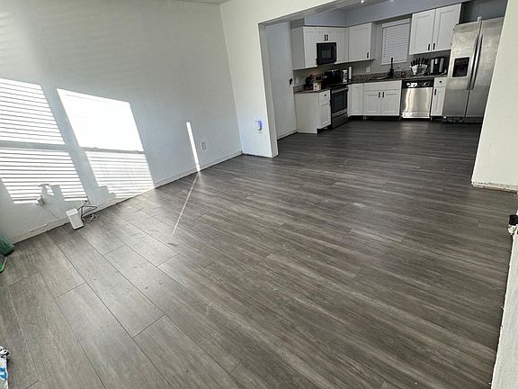 Living Room (unfurnished)