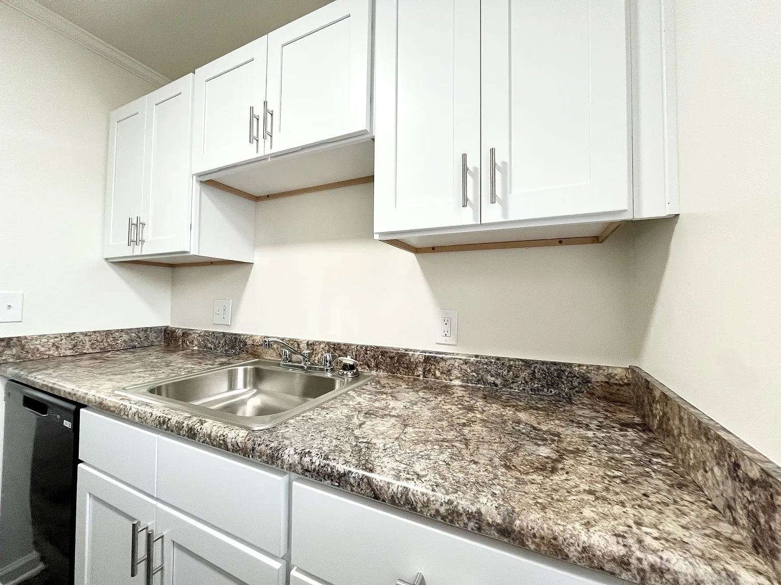 Collinwood Apartments — Photo 4