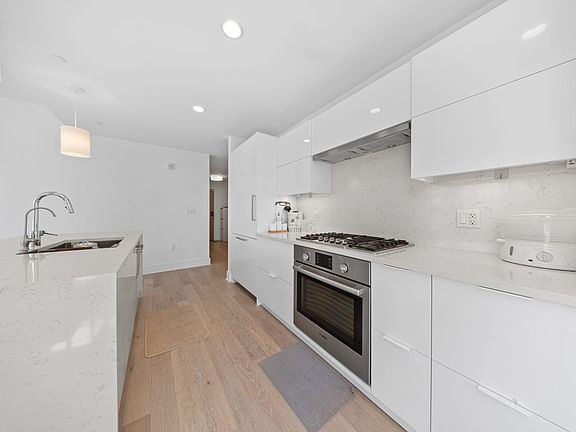 5th image of 9 Avenue At Port Imperial #306