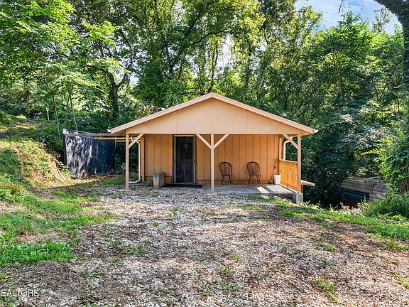 3rd image of 4128 Skyline Dr