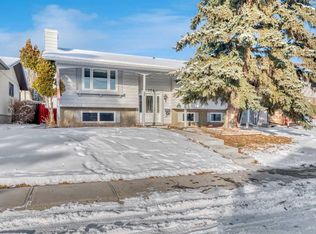 124 Deercrest Close SE, Calgary, AB T2J 5T3