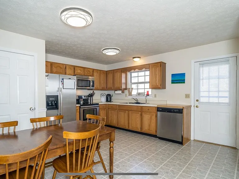689 Stonewall Dr — Photo 3
