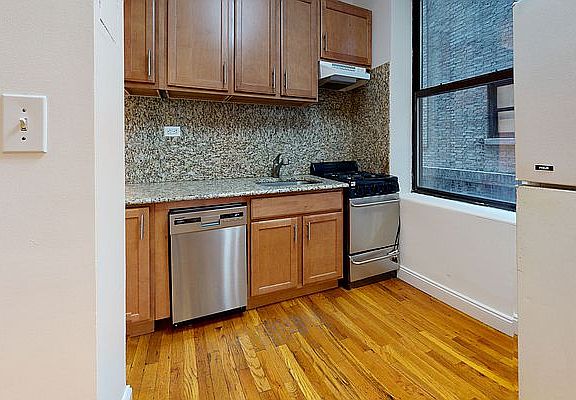 5th image of 245 W 51st St APT 307