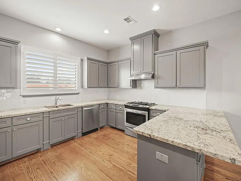 2547 Calumet St — Photo 11