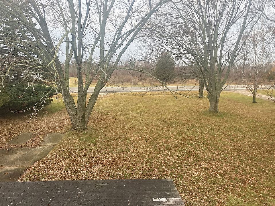 2nd image of 2870 N Lakeshore Rd