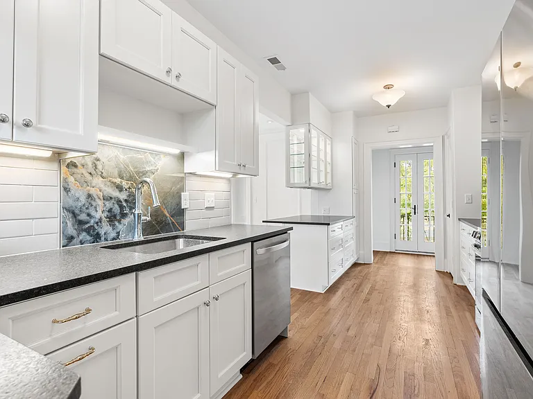 543 Washington Ave #1 — Photo 4