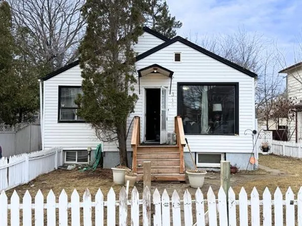 319 N 7th St SE, Medicine Hat, AB T1A 1J8