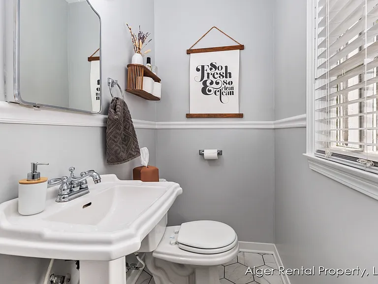 1039 Alger St SE — Photo 8