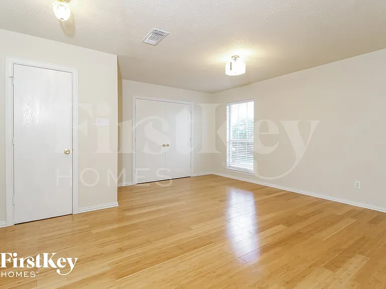 1055 Waterview Dr — Photo 11