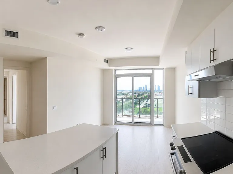 8960 Jane St #912 — Photo 4