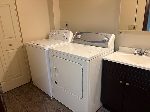 5th image of 5633 Beachwood Dr #B