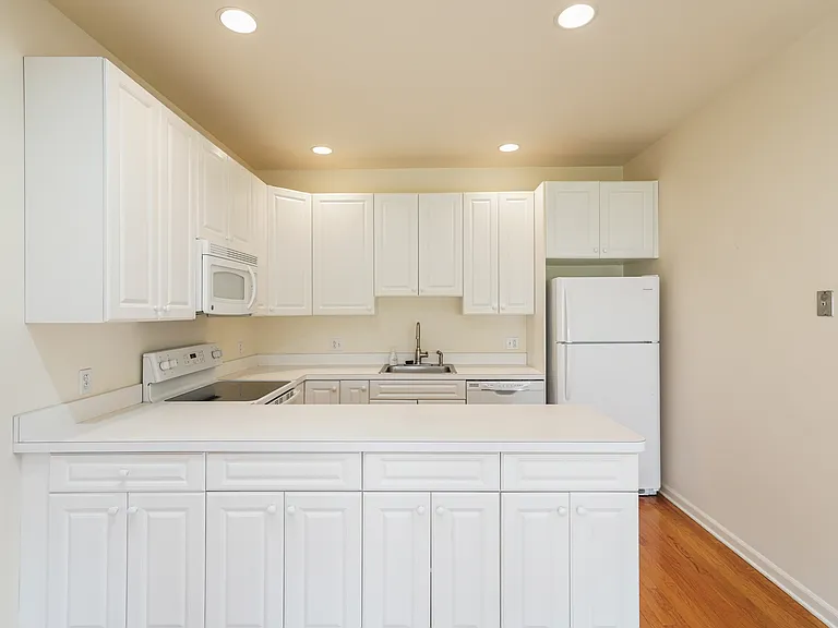 2435 Bedford St #21 — Photo 5